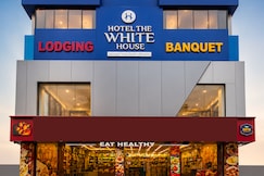 HOTEL THE WHITE HOUSE, Ahilyanagar