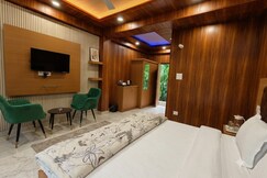 The Silent Pine, Solan