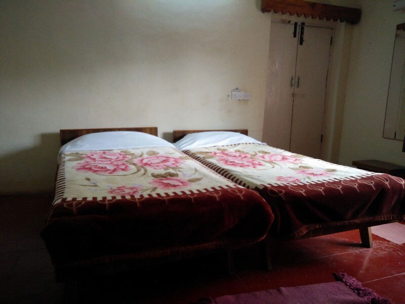 Pallaniappa Bungalow - Tap to explore photos