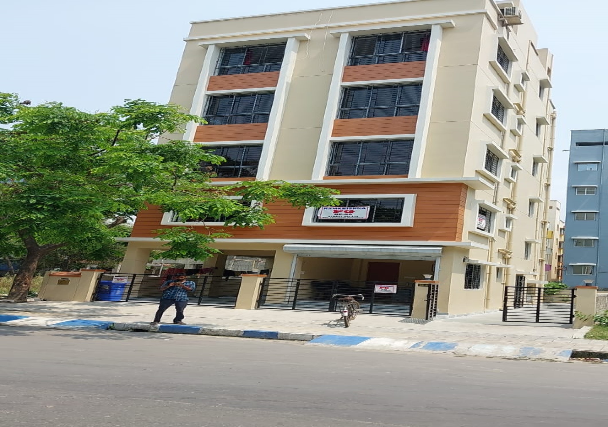 Ramkrishna Guest House - Tap to explore photos