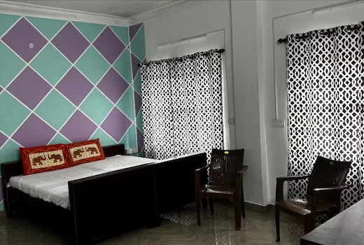 Apoorva Guest House