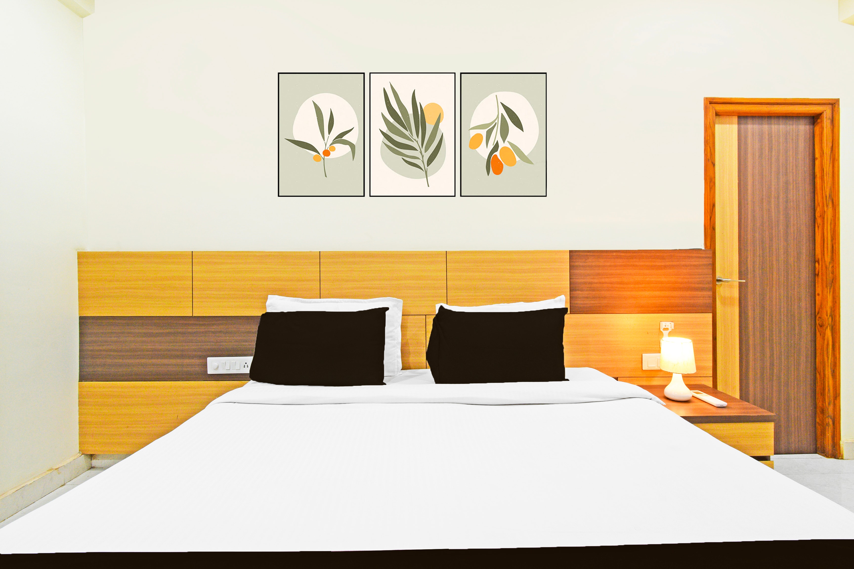 Super Townhouse Kondapur Near Botanical Garden Formerly RRR Inn - Tap to explore photos