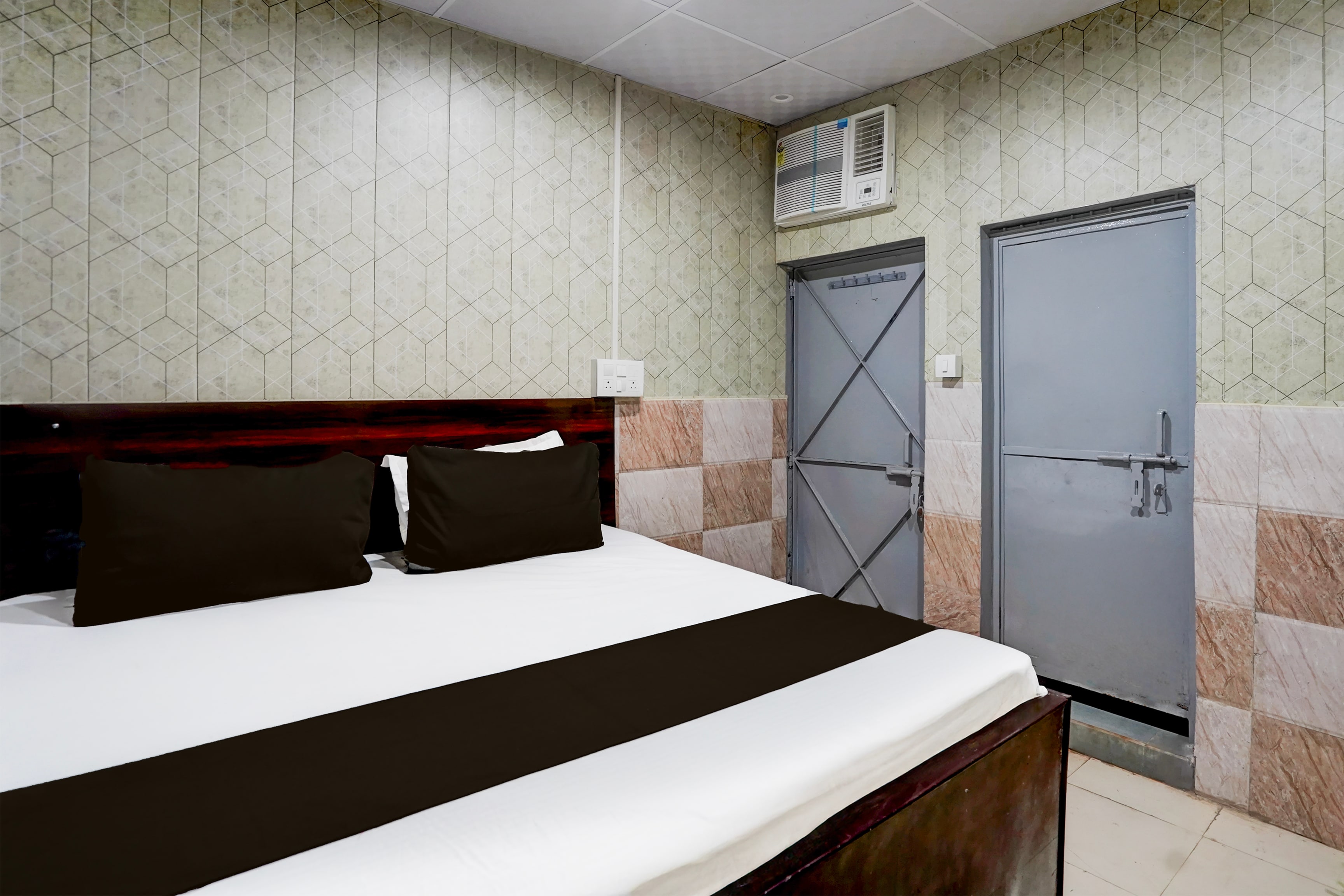 Hotel O anant - Tap to explore photos
