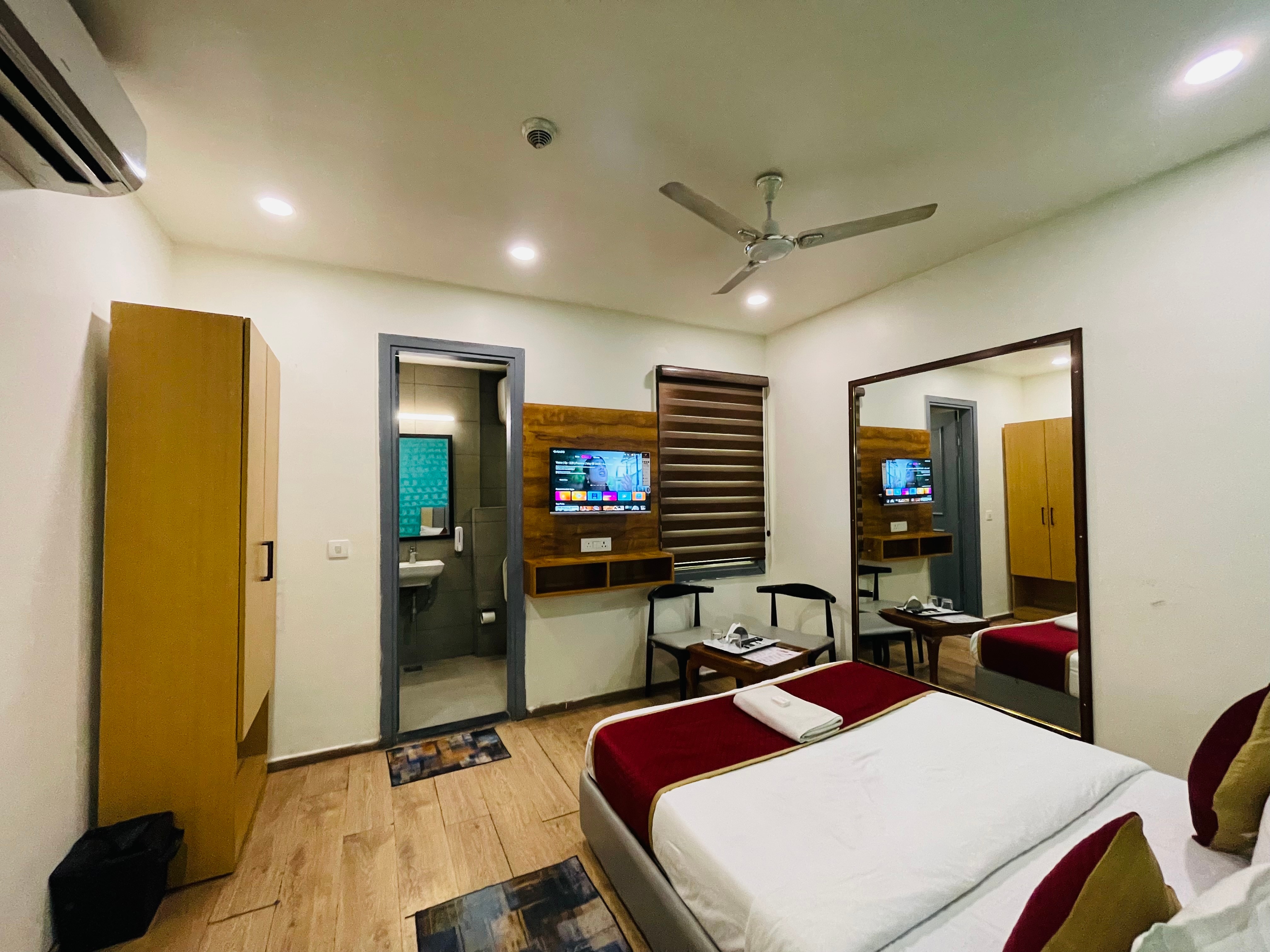Hotel 7 Star Paschim Vihar - Tap to explore photos