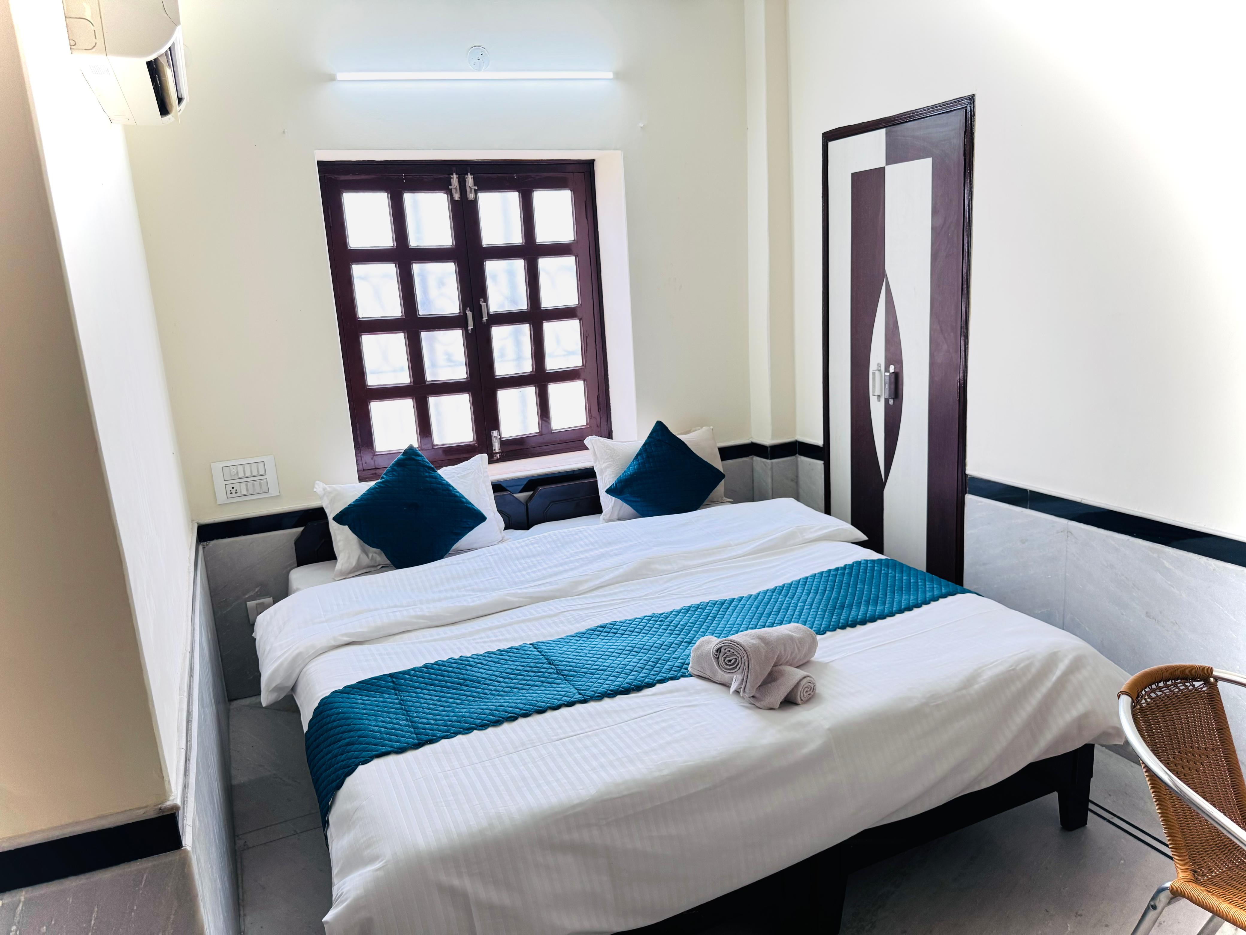 Ideal Guest House - Tap to explore photos