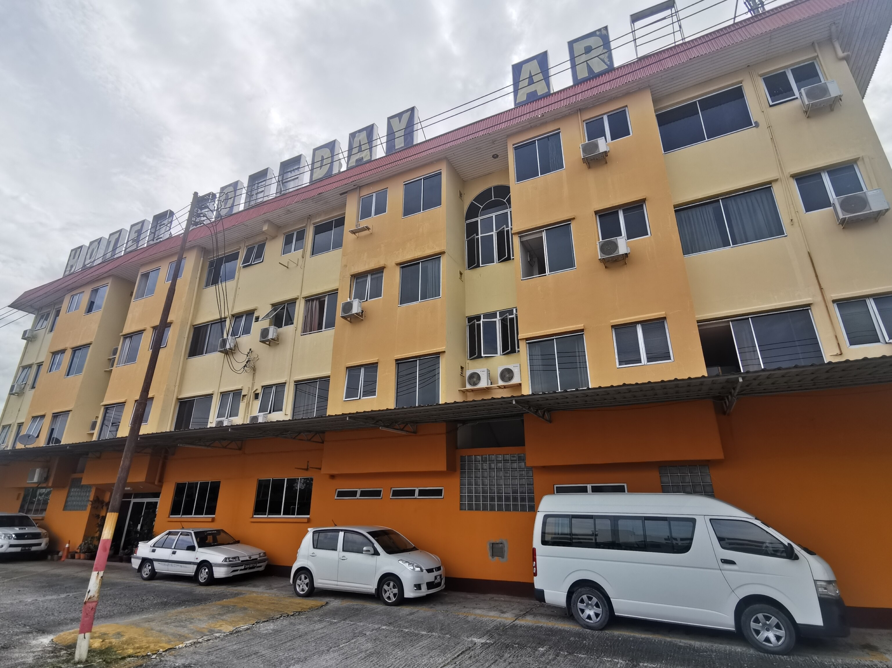OYO 89864 Hotel Holiday Park - Tap to explore photos