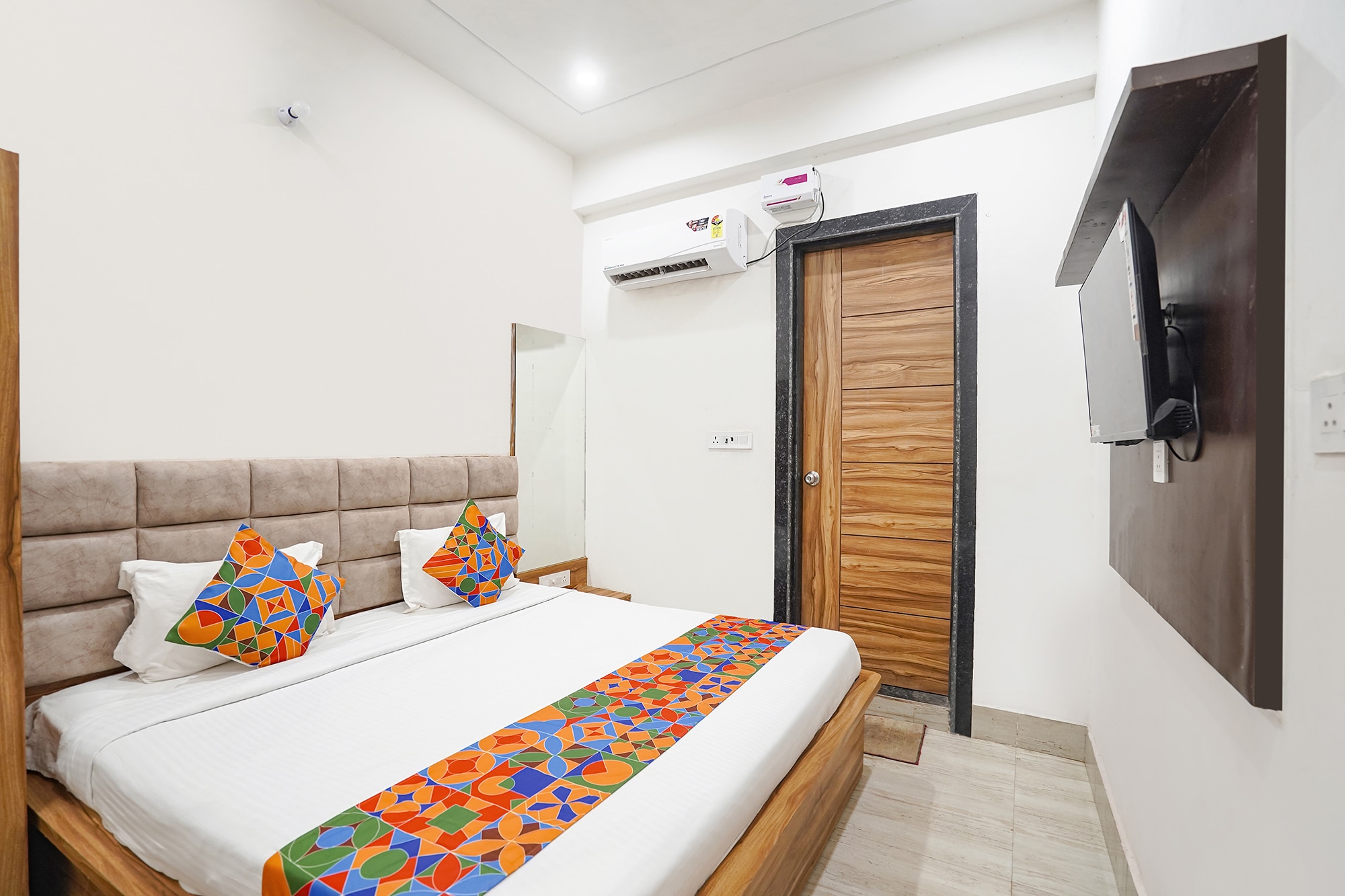FabHotel Devi Heritage - 2.5 kms from Shri Banke Bihari Mandir - Tap to explore photos
