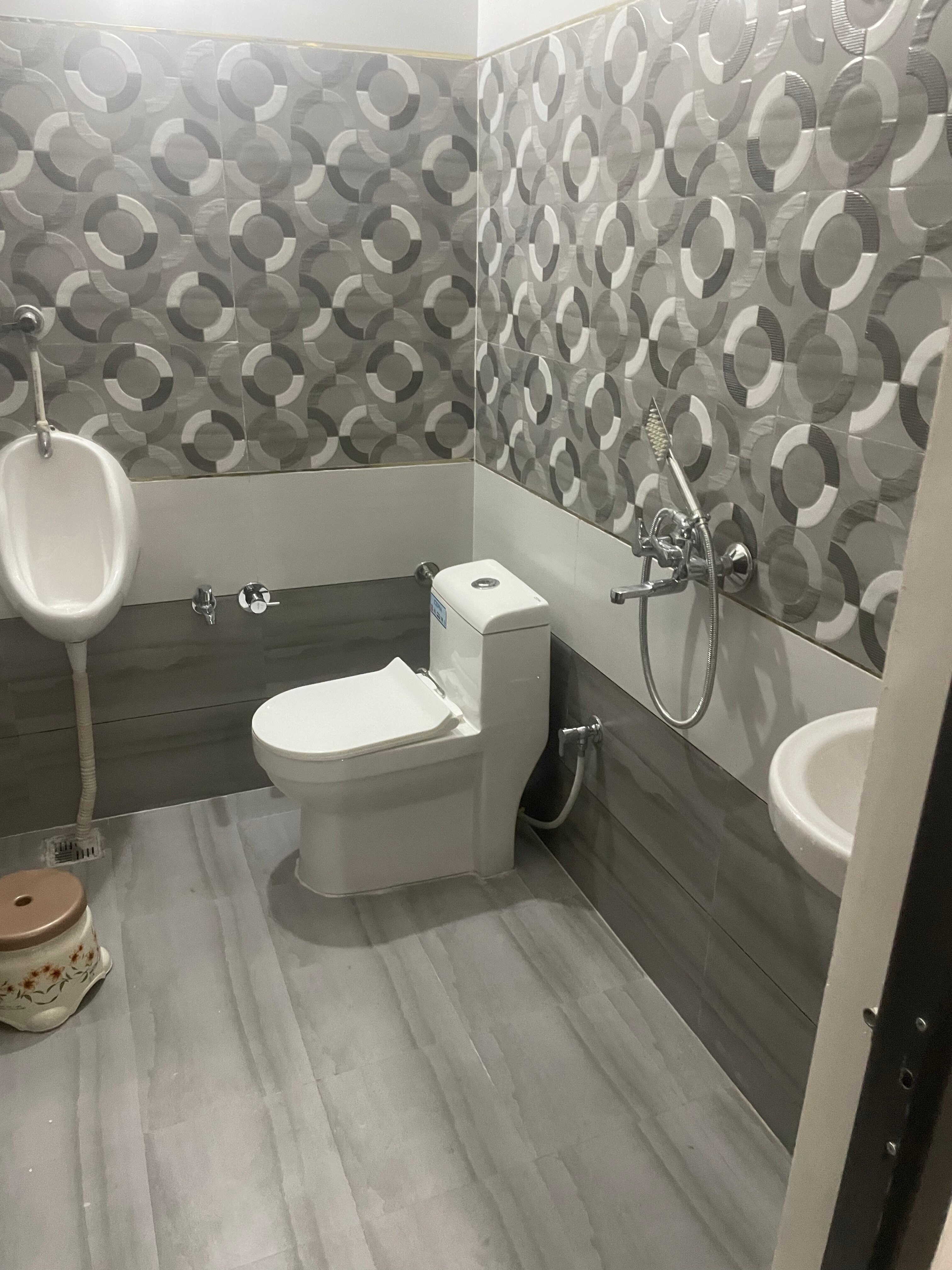 BRAND VILLA AC GUEST HOUSE - Tap to explore photos