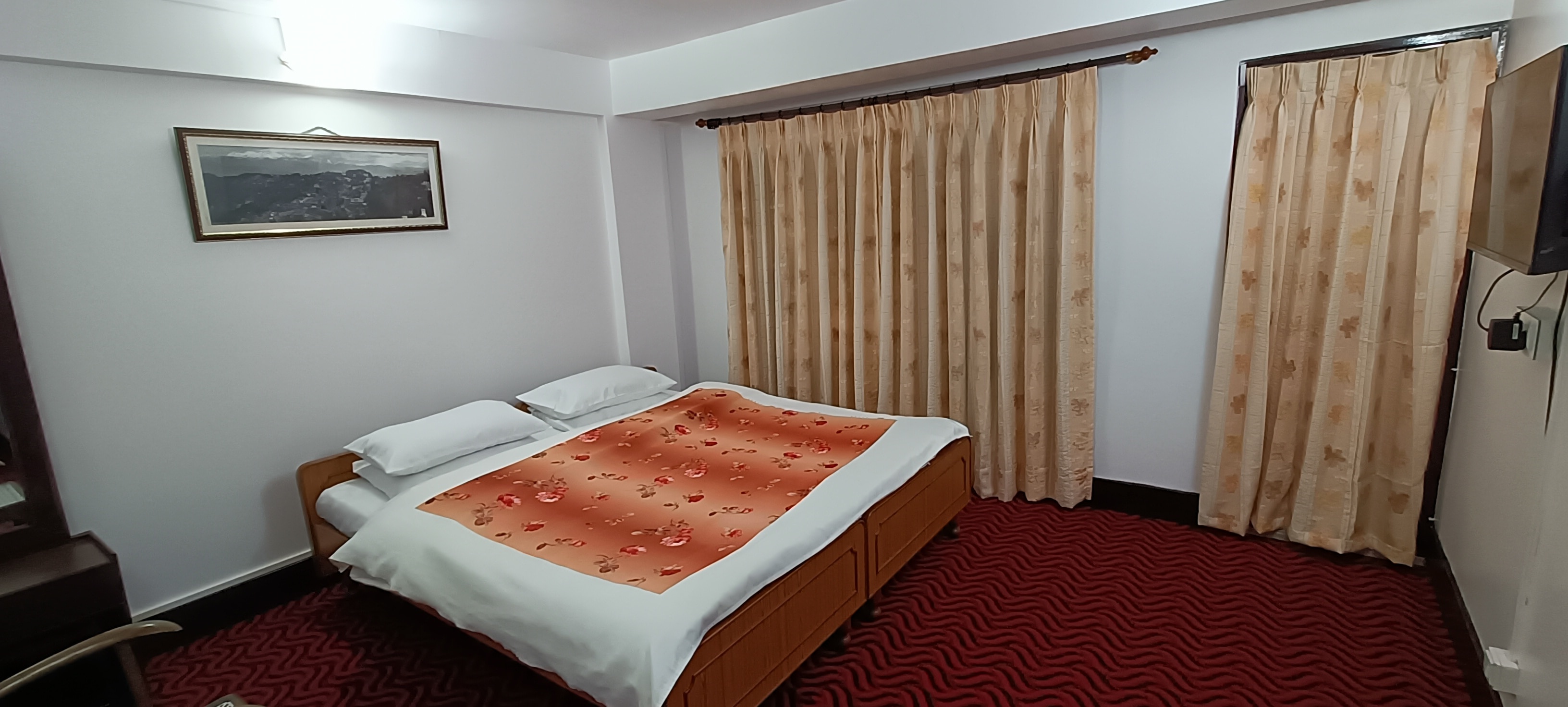 Pinewood Homestay @ Mall Darjeeling - Tap to explore photos
