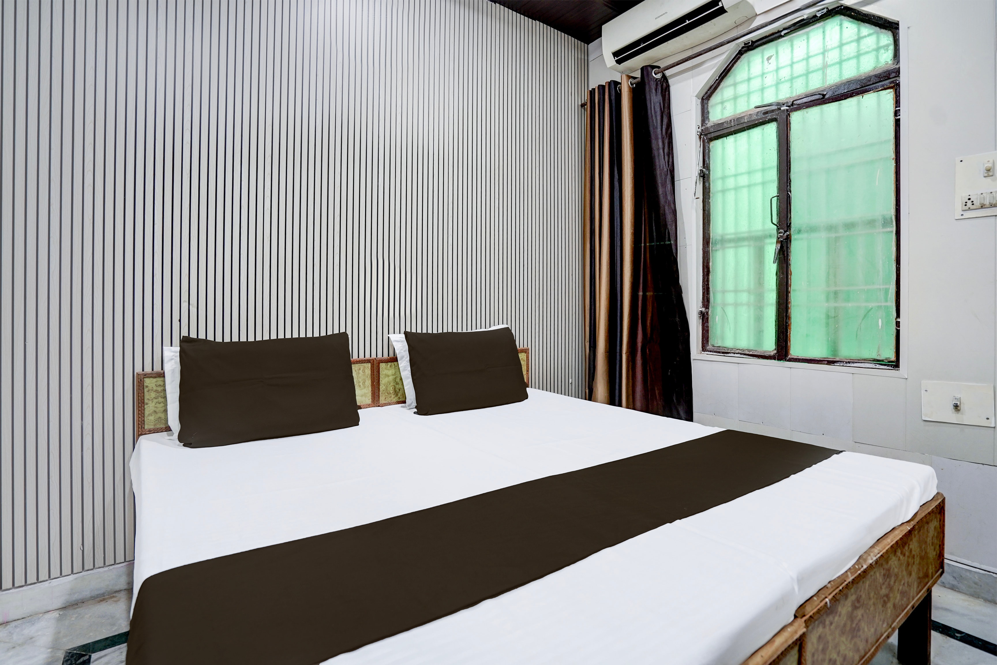 Hotel O RADHIKA MADHAV GUEST HOUSE - Tap to explore photos