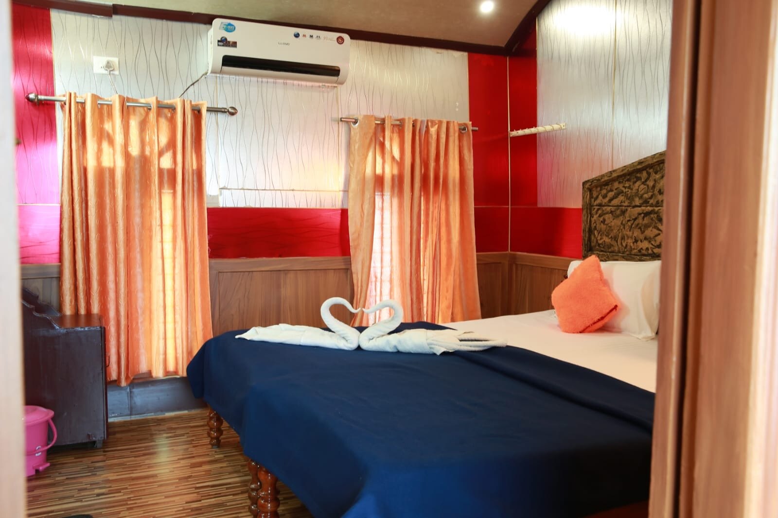 Premium Houseboat - Tap to explore photos