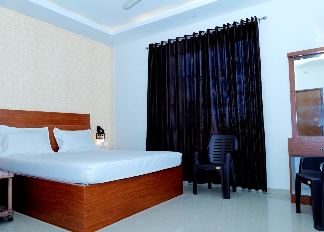 Hotel Dwaraka Boarding and Lodging - Tap to explore photos