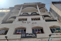 Collection O Dagdu Seth Ganpati Crossway Formerly Malwade Motels, Pune