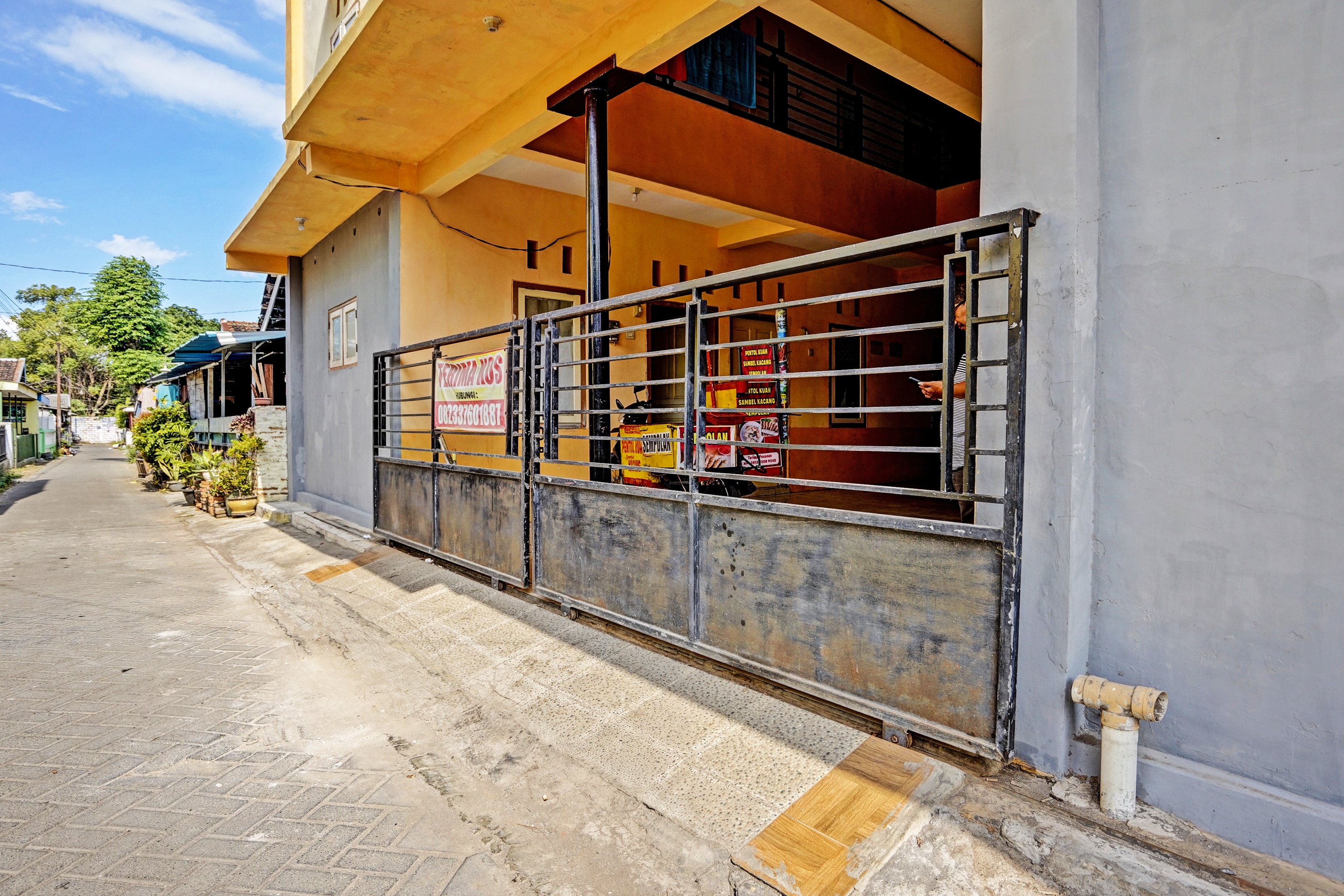 Hotel O Lili Kost SyariahNearKetapang Royal City - Tap to explore photos