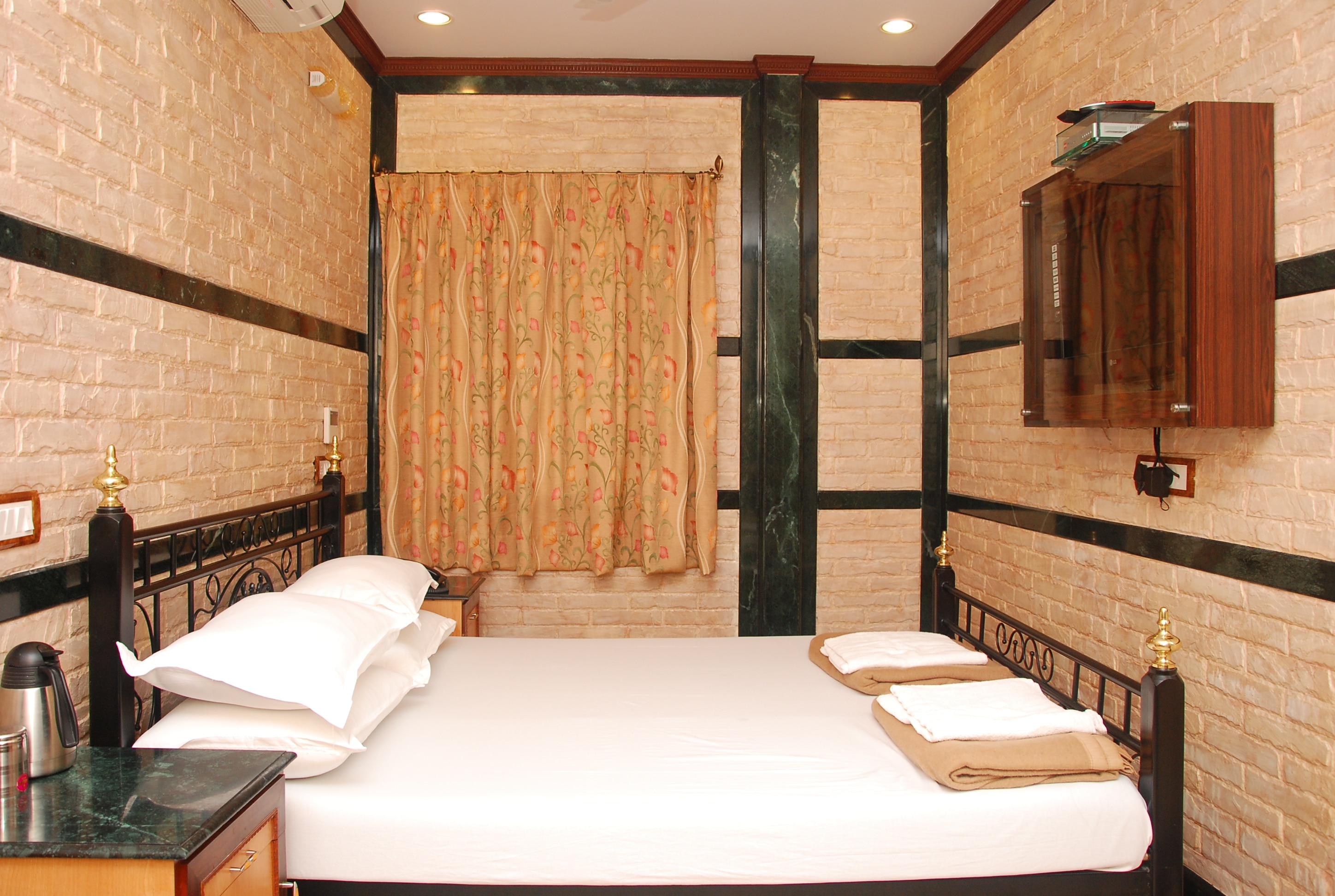 Hotel Hira 𝗕𝗢𝗢𝗞 Mumbai Hotel