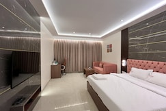 Galaxy Club & Hotel, Indi