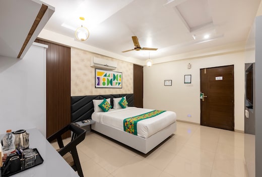 Treebo AR Grand, 18 mins from Airport