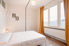 Very Large Central Station 2BR/14P Apartment, Antwerp