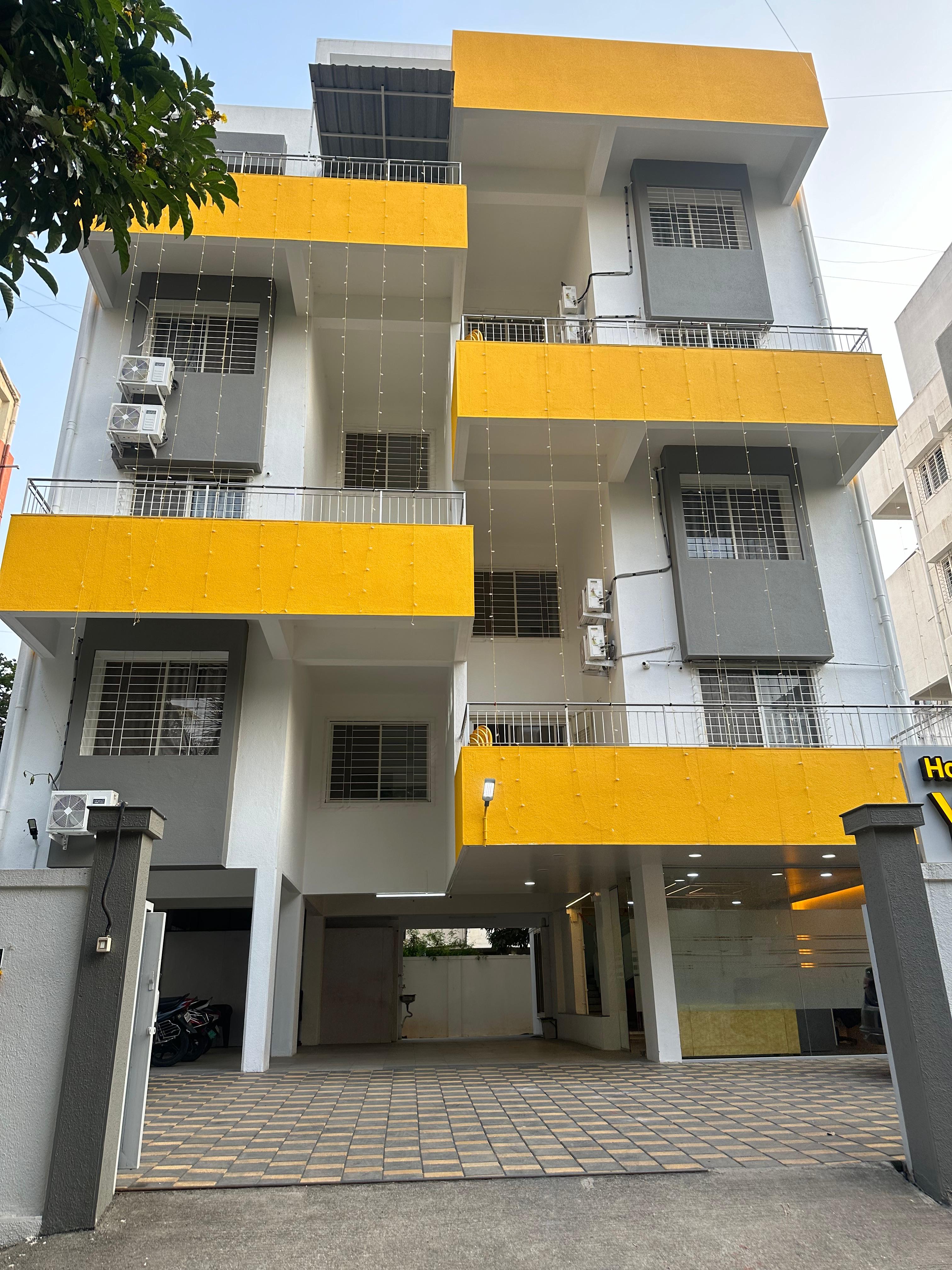 Hotel Yellow House - Tap to explore photos