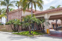 Days Inn & Suites by Wyndham South Gate, Los Angeles