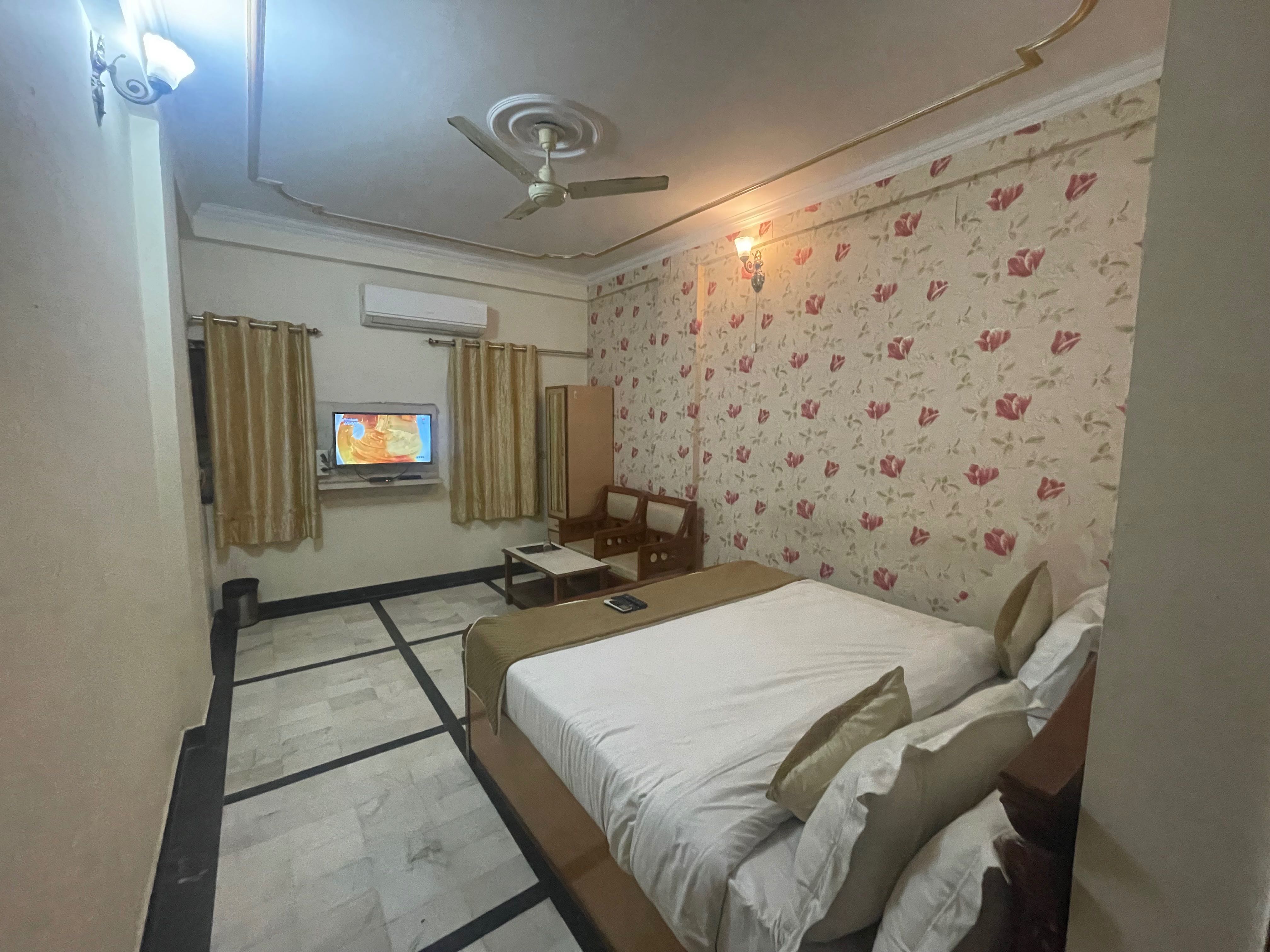 SPOT ON YADAV GUEST HOUSE - Tap to explore photos
