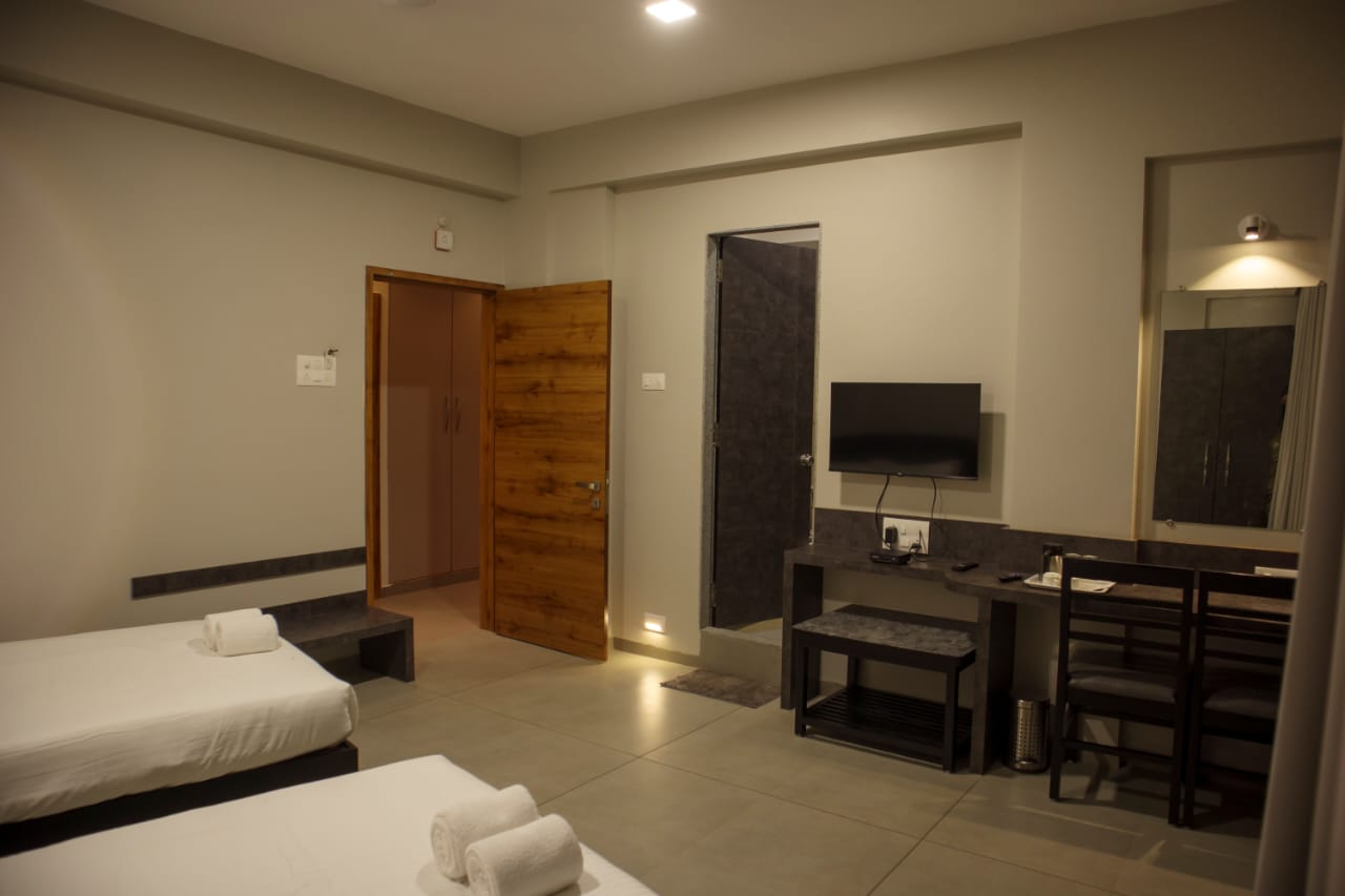 Hotel Upper Deck 3