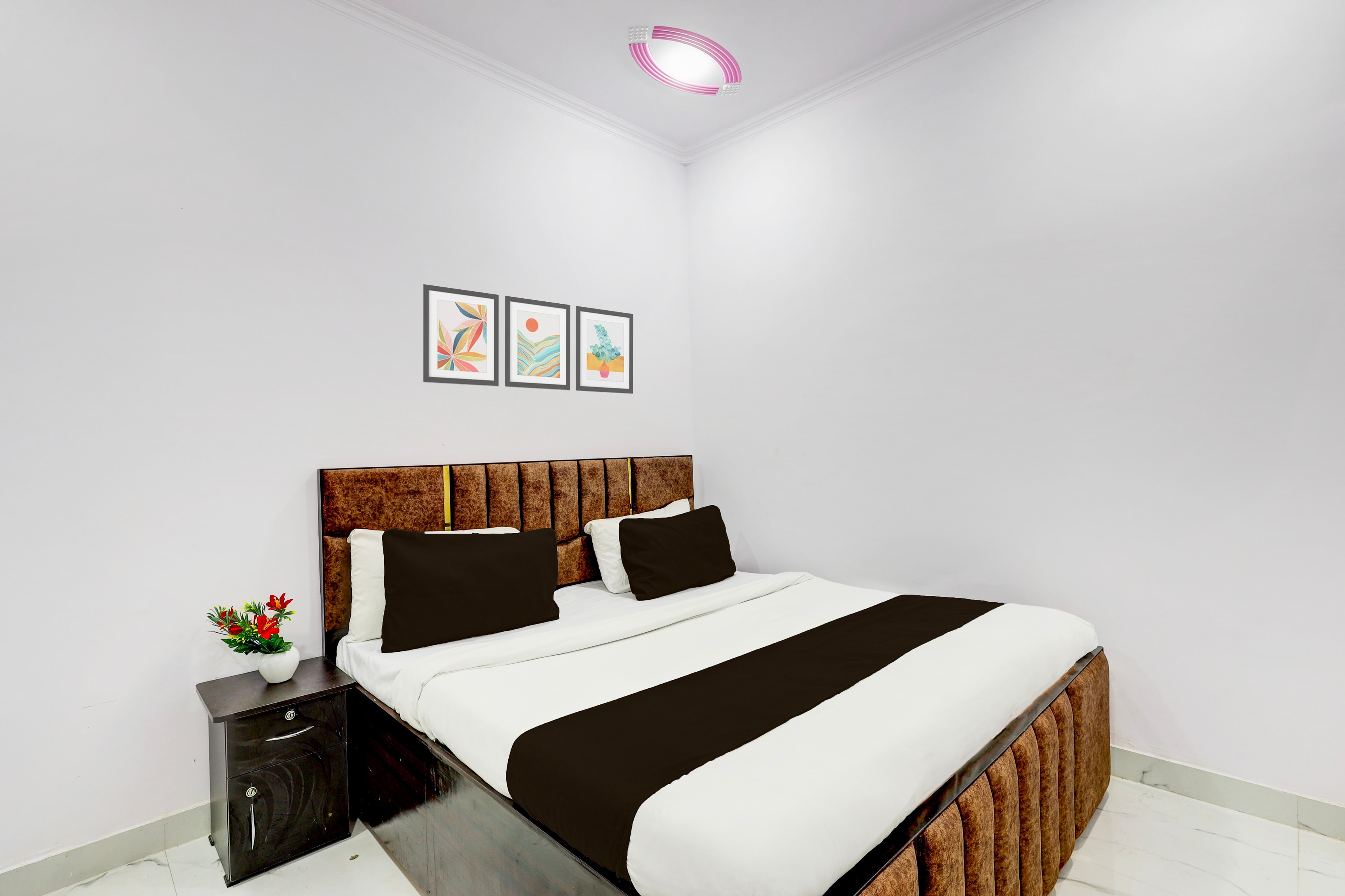 Hotel The Arrow Near Paschim Vihar - Tap to explore photos