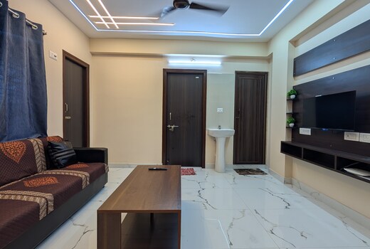 Entire Comfortable 2BHK Apartment, 10 Minutes from Airport