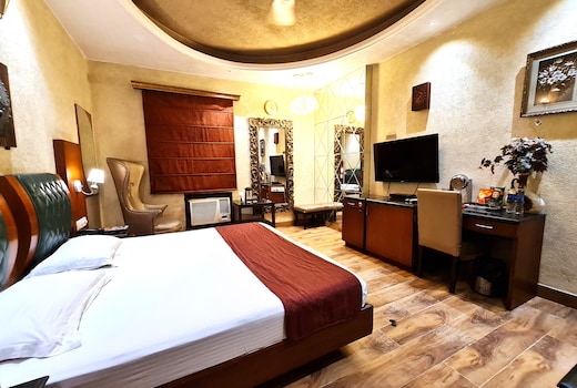 HOTEL ROYAL CASTLE GRAND ,C R PARK