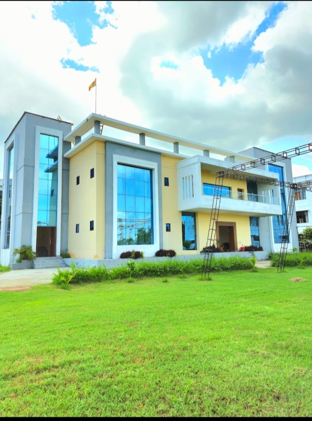 The Hinga Resort & Marriage Lawn, Barabanki - Tap to explore photos