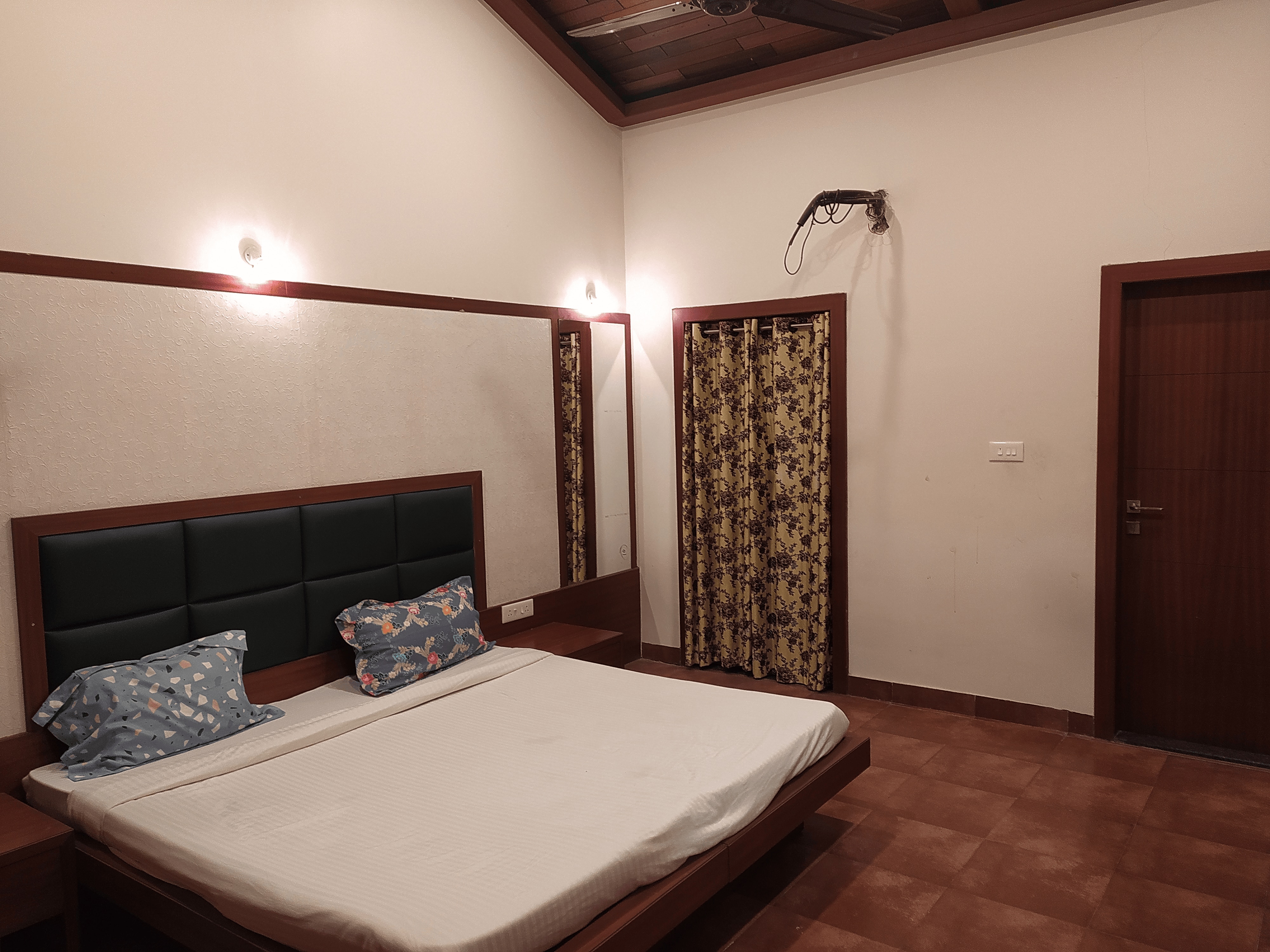 Waada The Cozy Stay at Kharadi Annexe - Tap to explore photos
