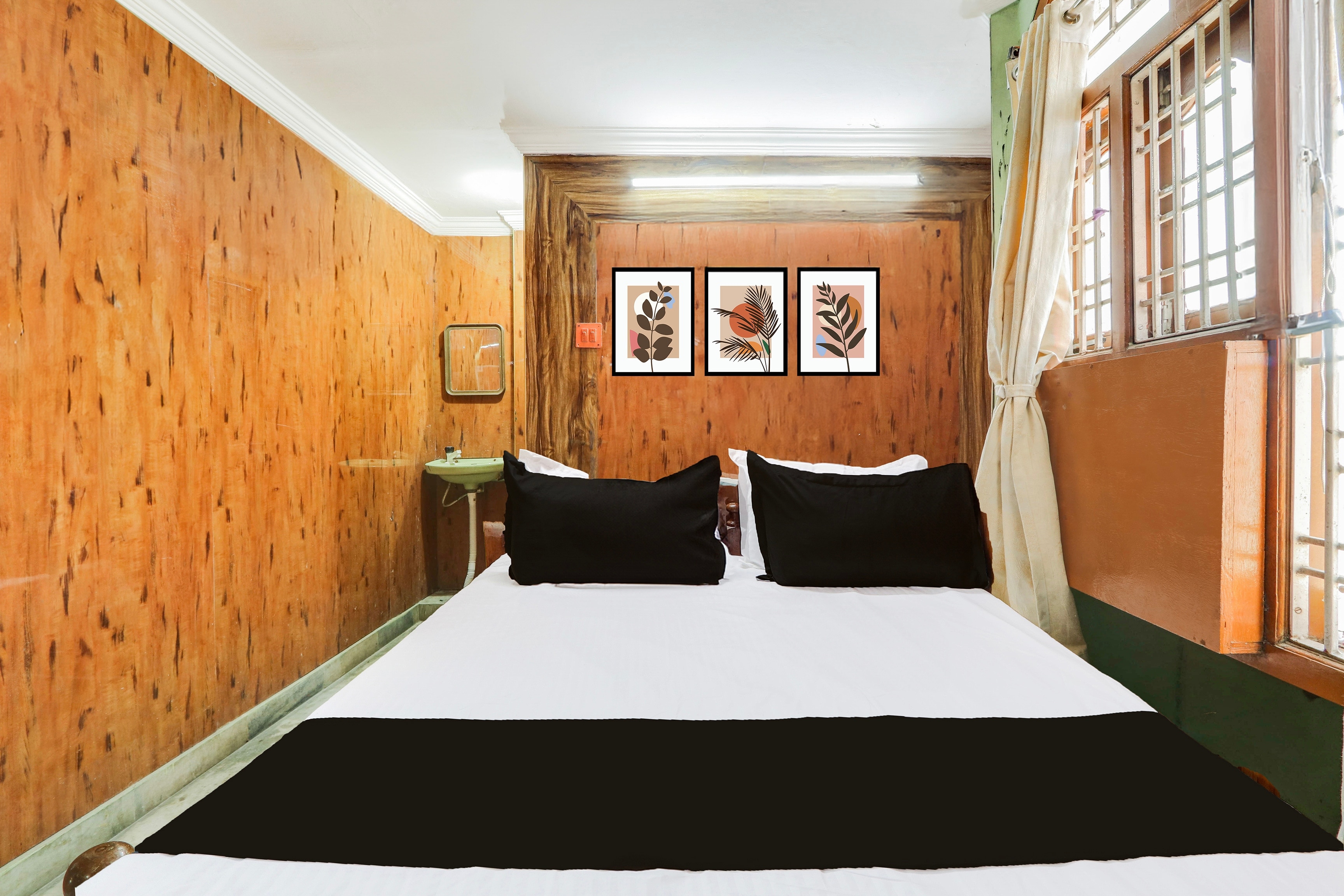 Super Hotel O Chowrasta Near Congress Bhavan - Tap to explore photos