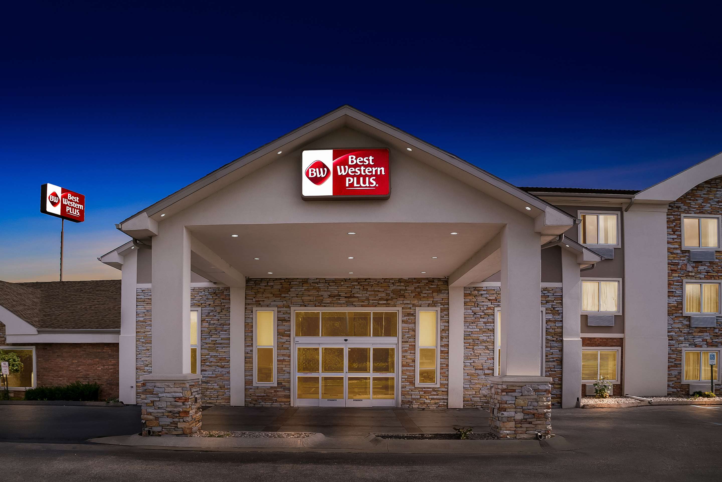 Best Western Plus Flint Airport Inn & Suites - Tap to explore photos