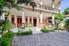Collection O Budget Door Legian Inn @Poppies Road, Bali
