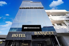 Hotel O Four Season Hotel & Banquet, Delhi