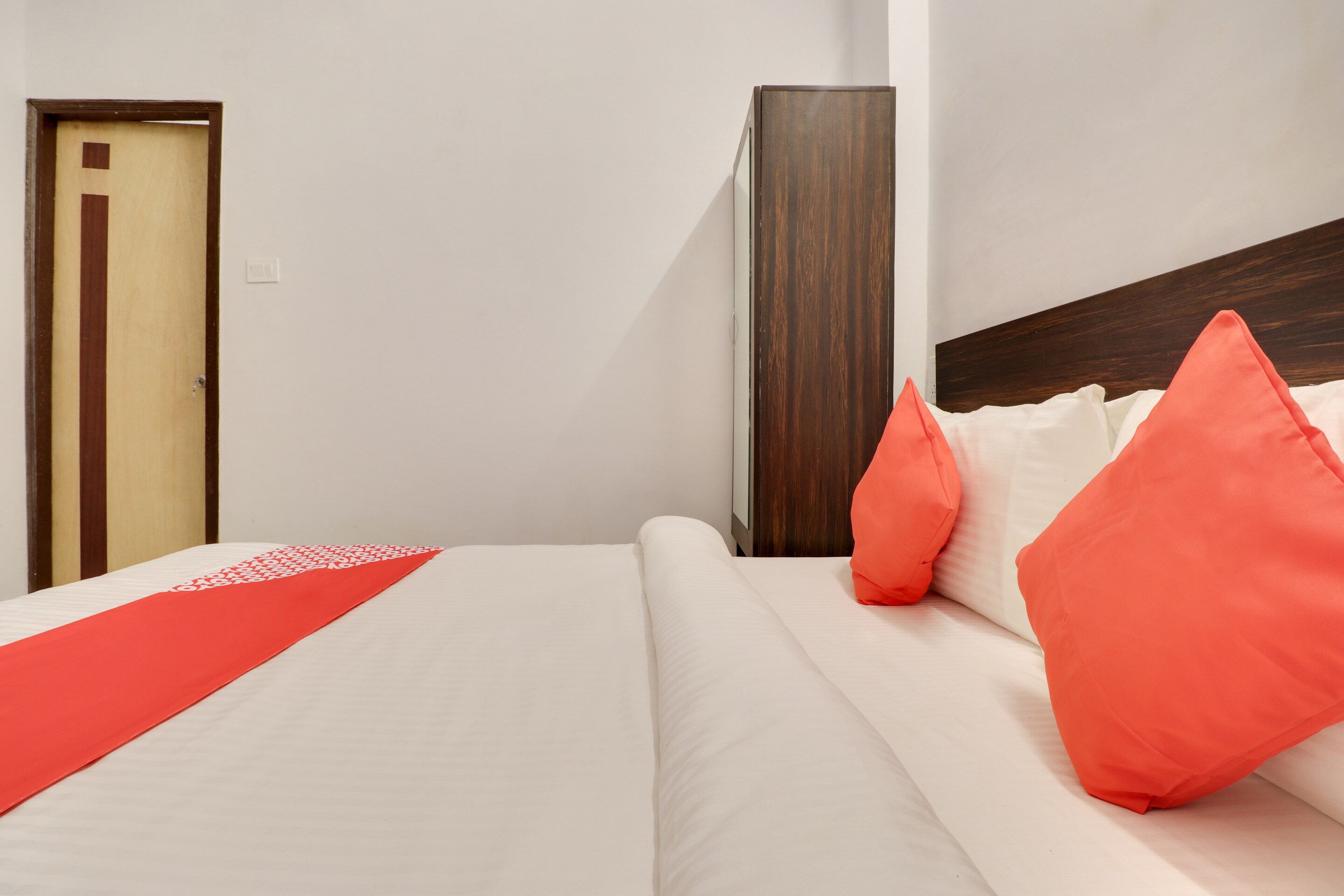 Hotel O The Velvet Chinhat Tiraha - Tap to explore photos