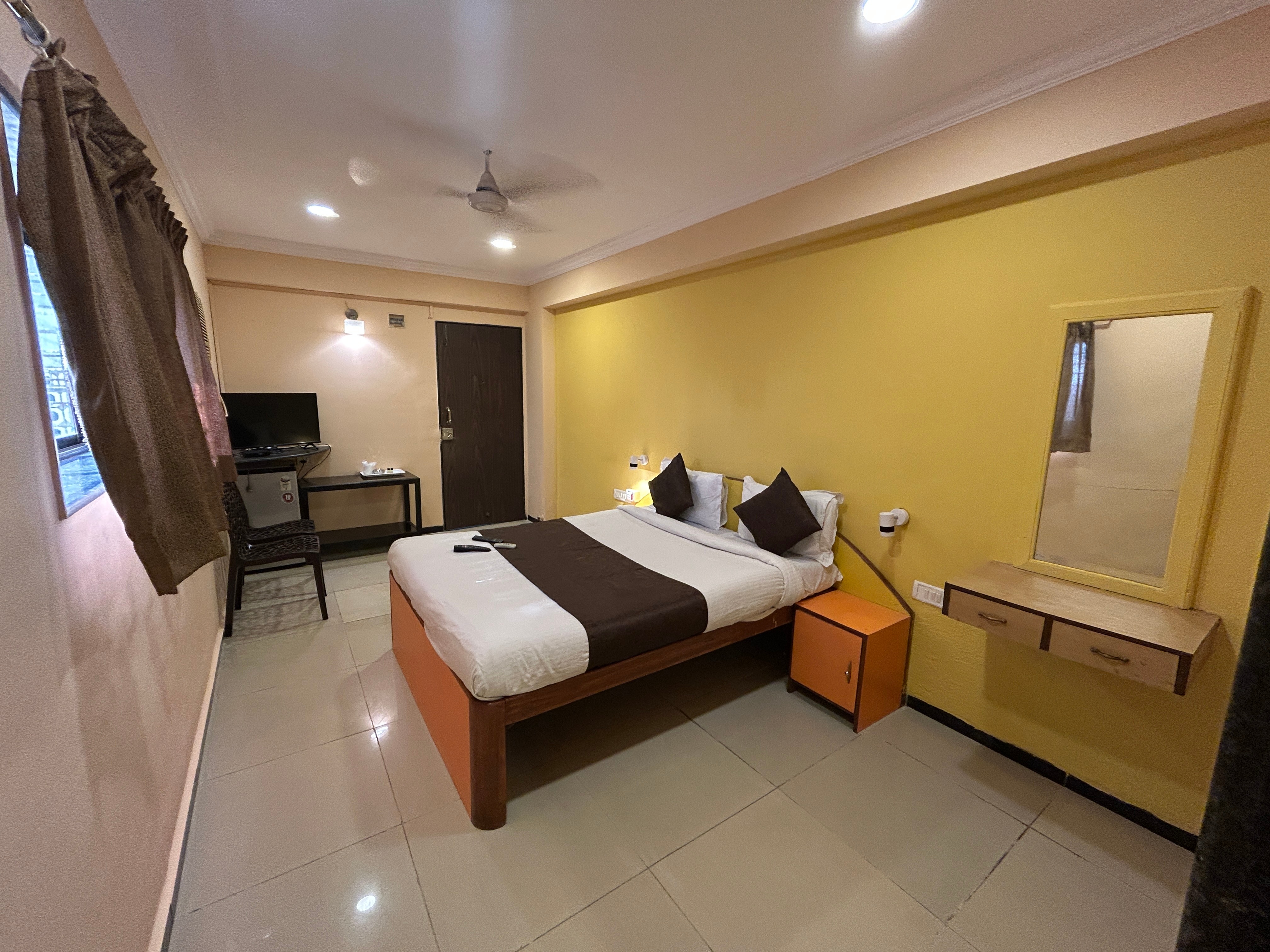 Lucky Service Apartments - Near BKC