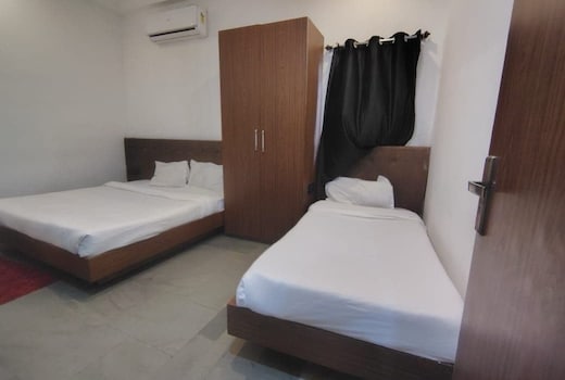 POP 83614E Hotel Chitra Chouraha