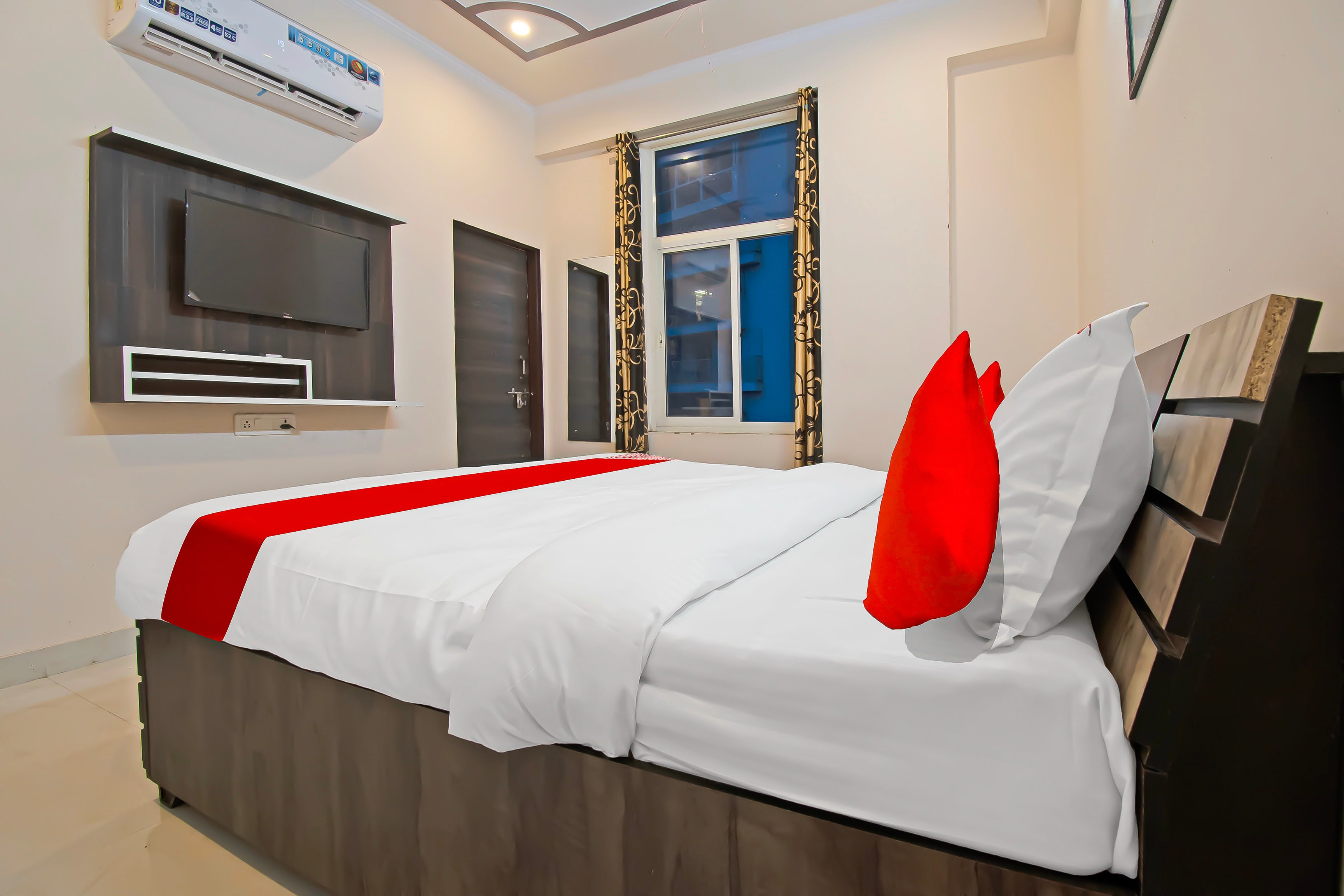 Super Hotel O Vedansh - Tap to explore photos