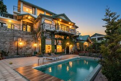 StayVista at 4 Rooms @ Villa Mountain Crest W/ Outdoor Pool, Solan