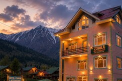 THE ZOHRA HOTEL AND RESTAURANT, Bandipore