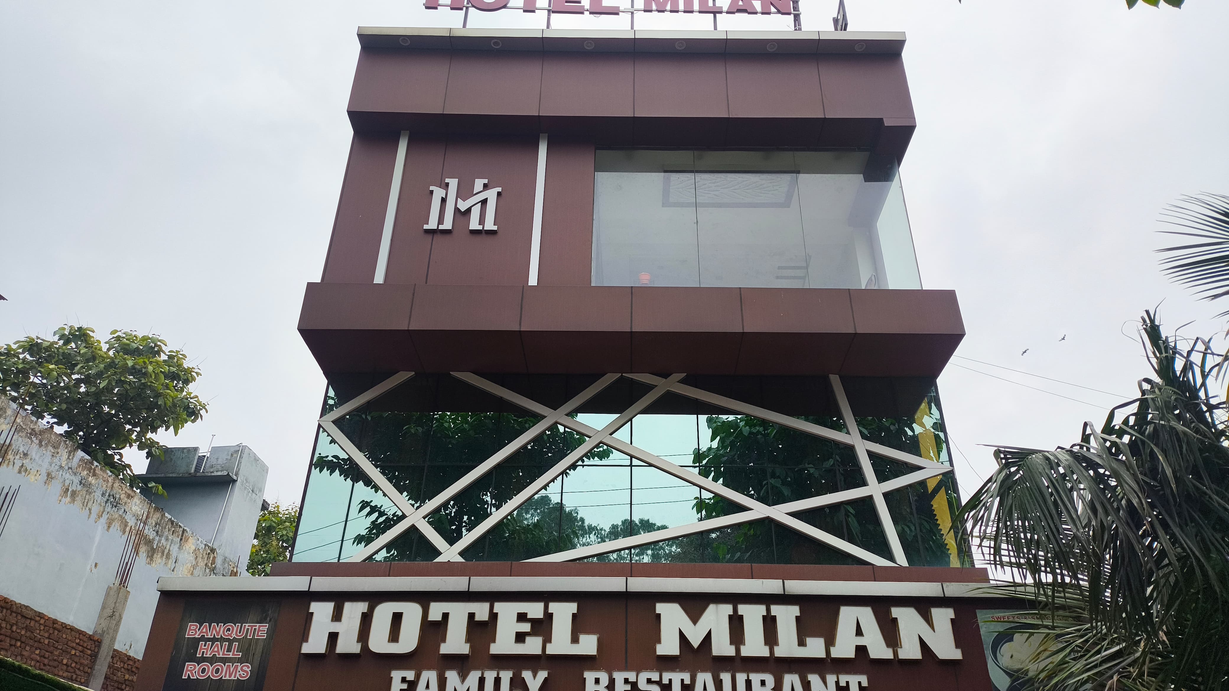 Hotel Milan Palace - Tap to explore photos
