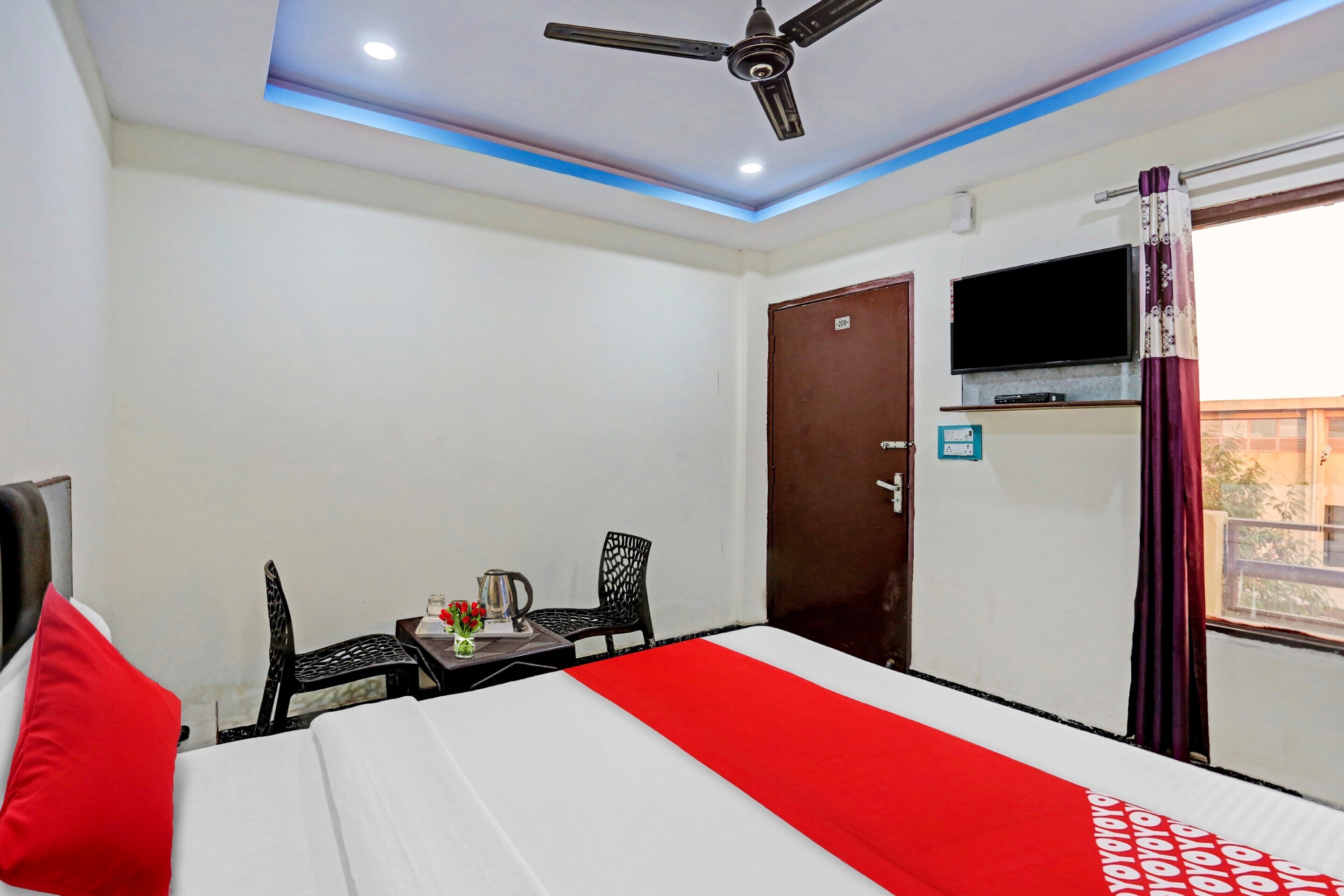 Hotel O Royal Palace Guest House Near Vishwa Vidyalaya Metro Station - Tap to explore photos