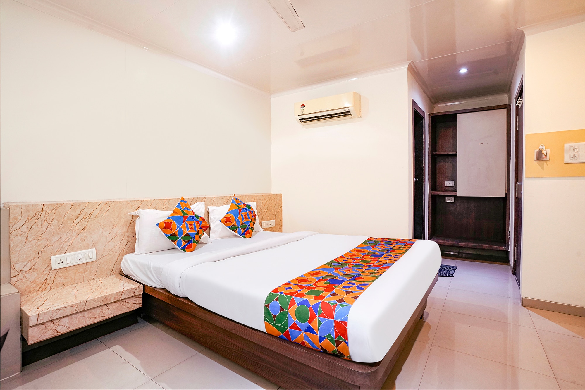 FabHotel Everest - Nr. Vashi - Tap to explore photos