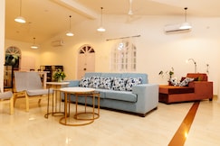 4 bedroom, 5 mins from the beach with rooftop bar, Goa