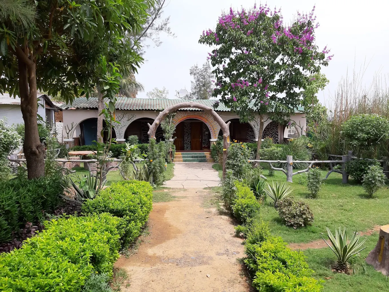 Hotel Pines Resort, Bandhavgarh