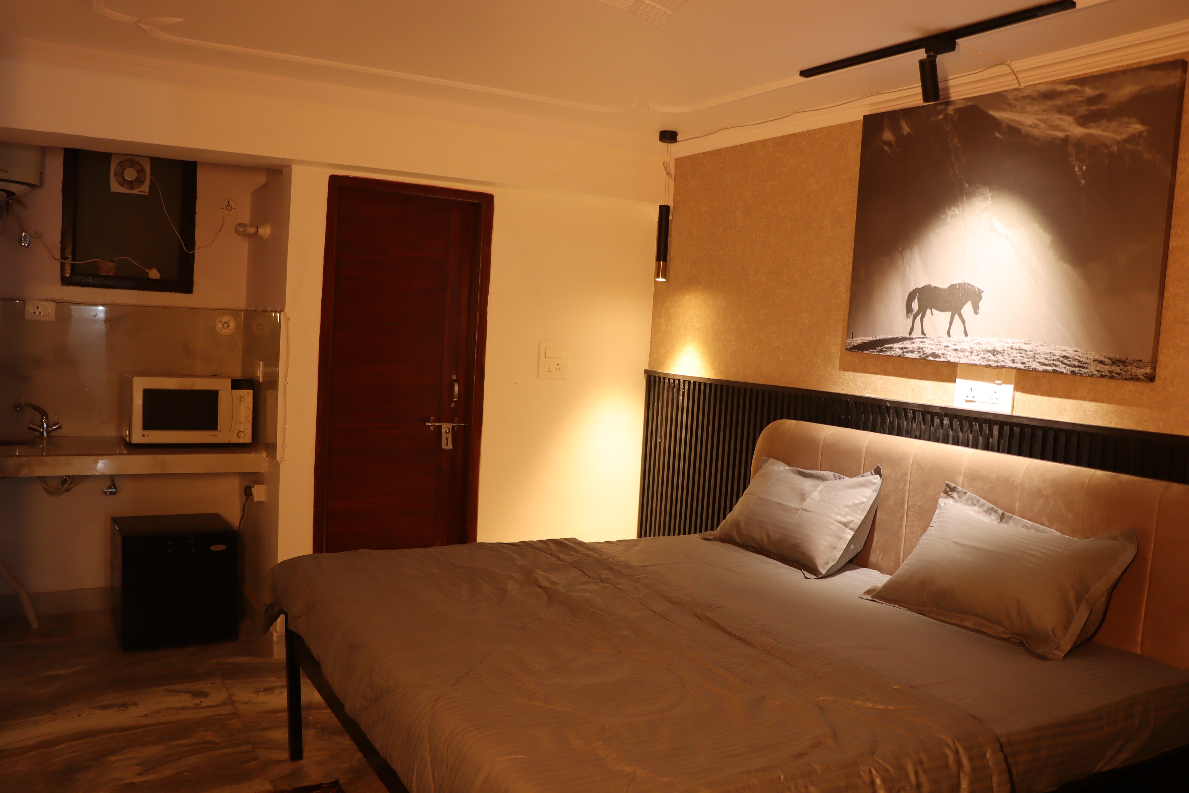 Highly Rated Studio Apartment in Vasantkunj - Tap to explore photos