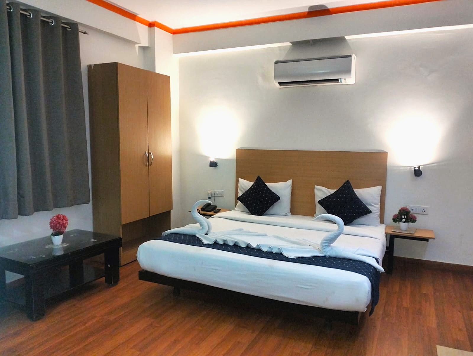 Hotel Noida Express - Tap to explore photos