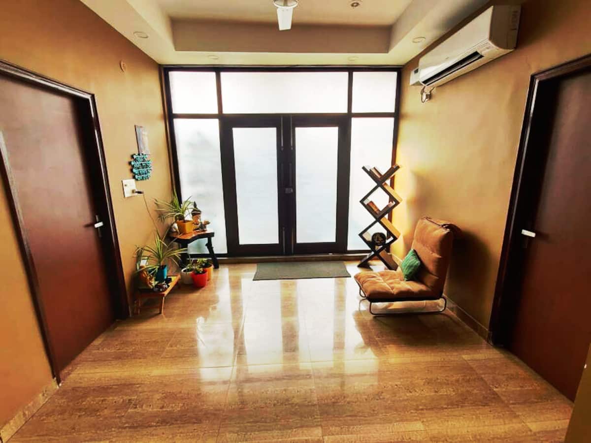 Modern Room With Netflix - Tap to explore photos
