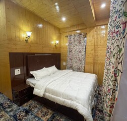 Deluxe Corner Room 1- Convertible 2BH Suite Option